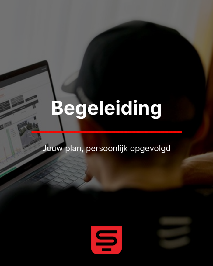 Begeleiding: renner bekijkt zijn trainingsplan